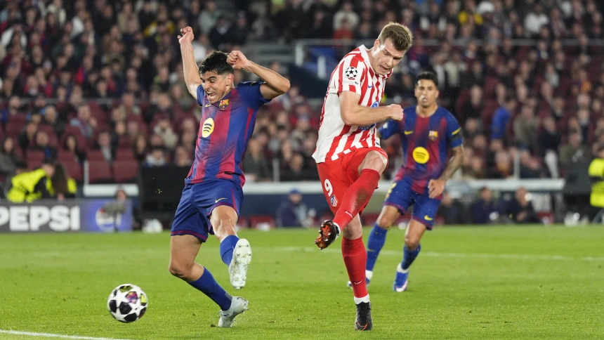 El delantero noruego del Atlético de Madrid, Alexander Sorloth (d), remata ante el defensor del FC Barcelona para conseguir el segundo gol del equipo rojiblanco durante el encuentro correspondiente a la ida de los cuartos de final de la Liga de Campeones