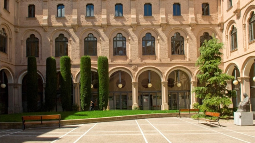 Imagen  del claustro del edificio Rectorat de la Universitat de Lleida