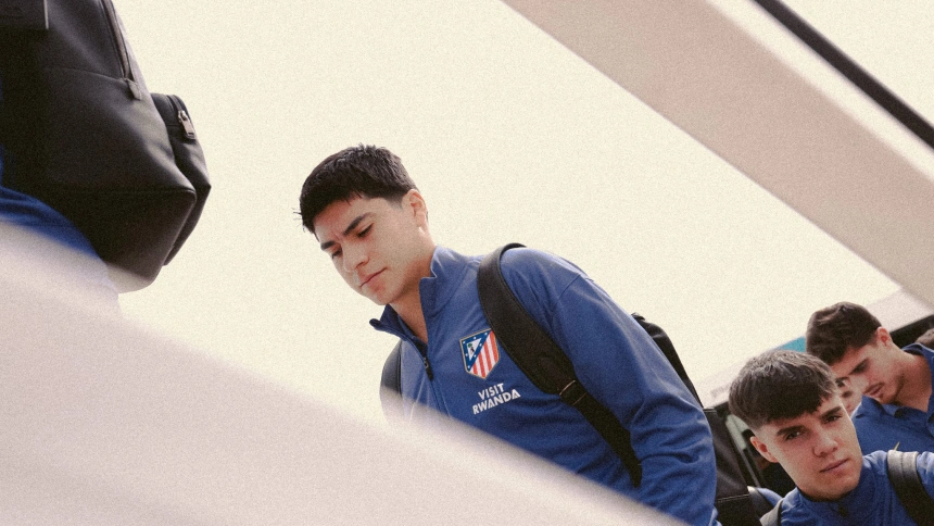 Los jugadores del Atlético de Madrid se miden este sábado a las 21:00 horas al Sevilla.