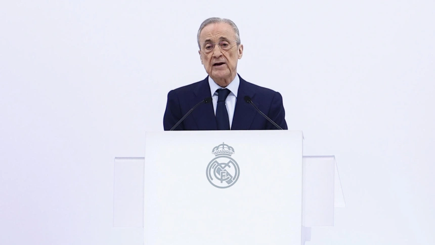 Florentino Pérez da un discurso durante la ceremonia de entrega de insignias.