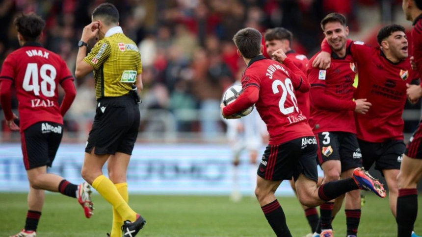 Los jugadores del Mirandés celebran el empate contra el Castellón