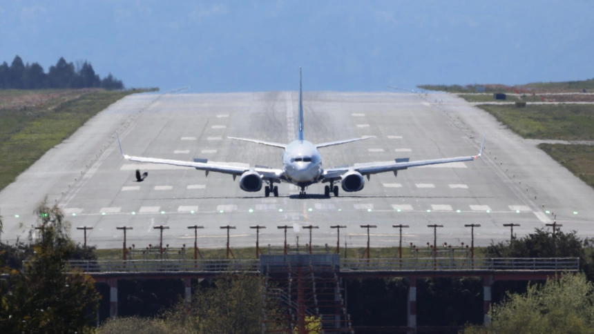 Un avión aterrizando en el aeropuerto de Santiago de Compostela - Rosalía de Castro