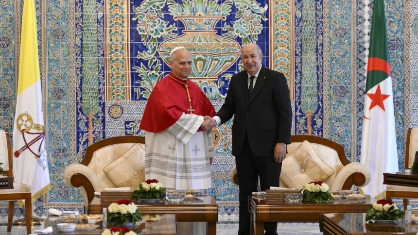 Algiers (Algeria), 13/04/2026.- A handout picture provided by the Vatican Media shows Pope Leo XIV (L) shaking hands with Algerian President Abdelmadjid Tebboune (R) during a courtesy visit at the Presidential Palace in Algiers, Algeria, 13 April 2026. The Pope has embarked on an eleven-day Apostolic Journey to Africa, with scheduled stops in Algeria, Cameroon, Angola, and Equatorial Guinea. (Papa, Camerún, Guinea Ecuatorial, República Guinea, Argel) EFE/EPA/VATICAN MEDIA HANDOUT HANDOUT EDITORIAL USE ONLY/NO SALES