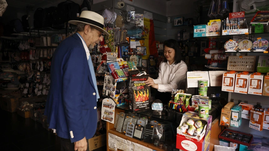 Un hombre compra carbón en un bazar chino en Valencia