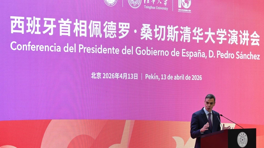 El presidente del Gobierno español, Pedro Sánchez, pronuncia un discurso en la Universidad de Tsinghua, en Pekín, China.
