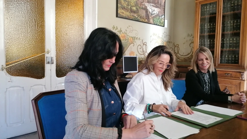 Imagen de la firma del convenio entre el Ayuntamiento y los comerciantes