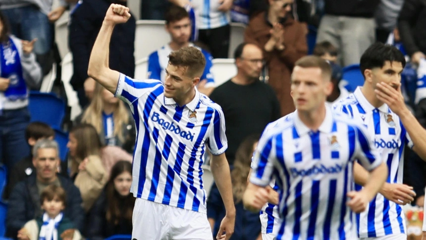 SAN SEBASTIÁN, 11/04/2026.- El jugador de la Real Sociedad Luka Sucic (i) celebra tras marcarle un gol al Alavés durante el partido de LaLiga EA Sports disputado este sábado en el Estadio de Anoeta. EFE/ Javi Colmenero