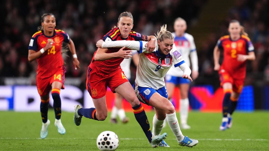 Irene Paredes disputa un balón en el Inglaterra - España