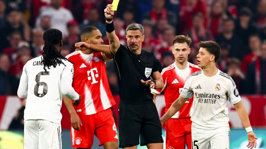 Momento de la segunda amarilla a Camavinga en el Bayern-Real Madrid
