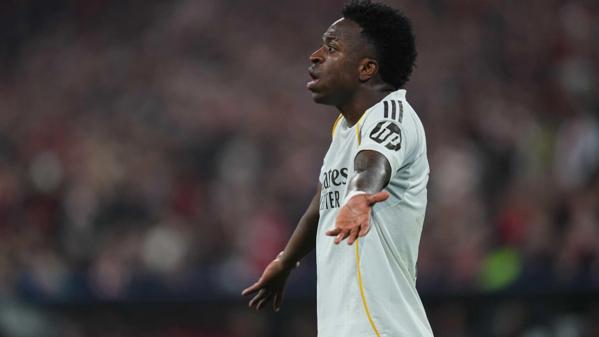 Vinicius Junior del Real Madrid hace un gesto durante el partido de la UEFA Champions League entre el Bayern de Múnich y el Real Madrid.