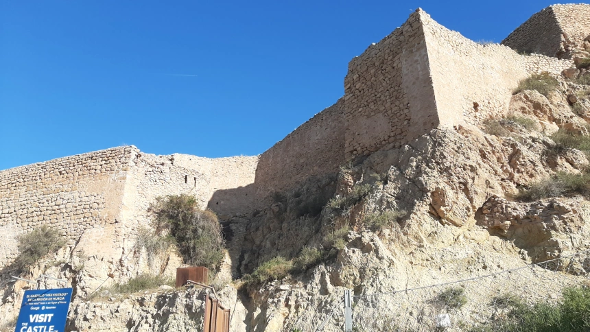 Uno de los tramos de la muralla dañada en su parte superior por las lluvias de 2025