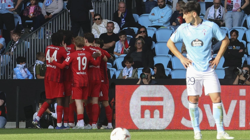 Los jugadores del Friburgo celebran un gol contra el Celta en Balaídos