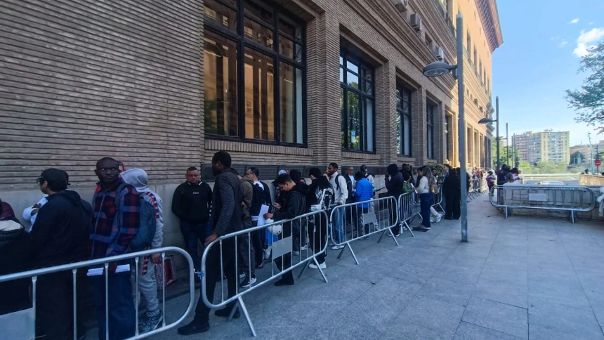 migrantes zaragoza filas ayuntamiento