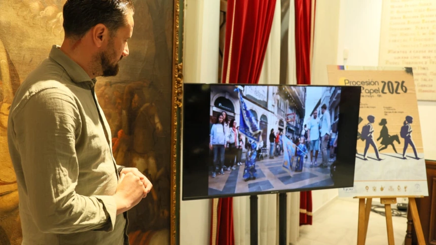 Momento de la presentación de los actos de la procesión del papel