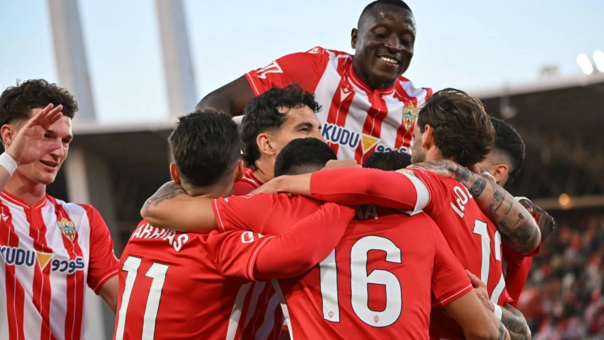 El Almería se aferra al ascenso ante un Mirandés sigue en descenso