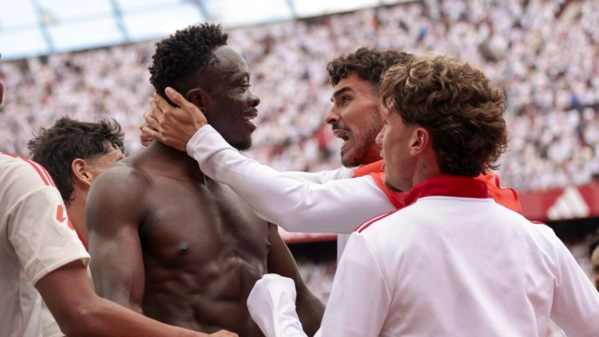 El Sevilla remonta para alejarse del descenso y mete en un lío al Espanyol