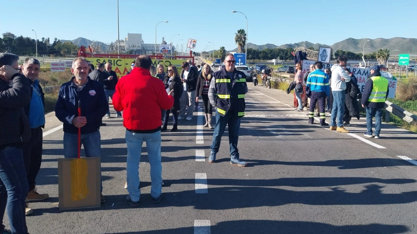 La plantilla de Sabic en Cartagena exige respuestas a Mutares y amenaza ...