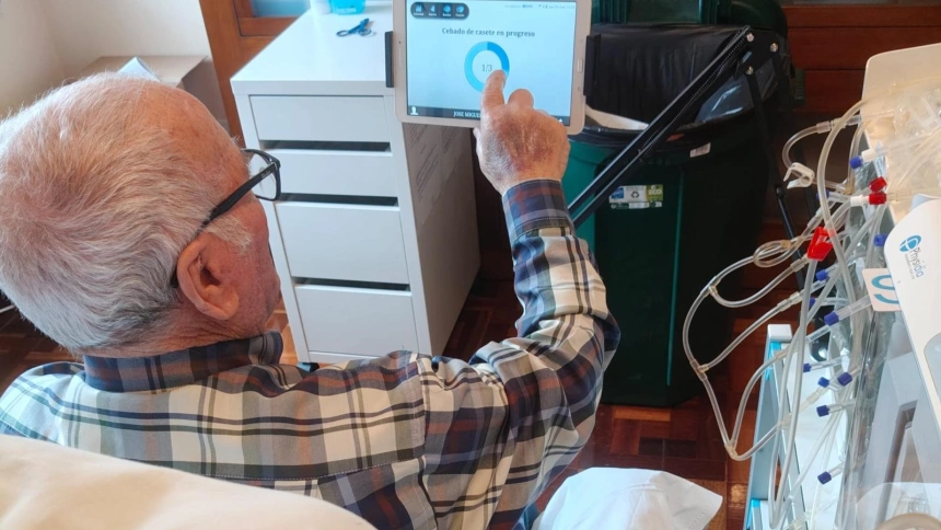 Miguel Vázquez realiza la diálisis en su casa