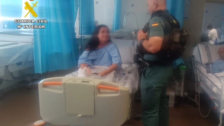 La Guardia Civil auxilia a una mujer tras sufrir un ahogamiento en la playa de Torrevieja