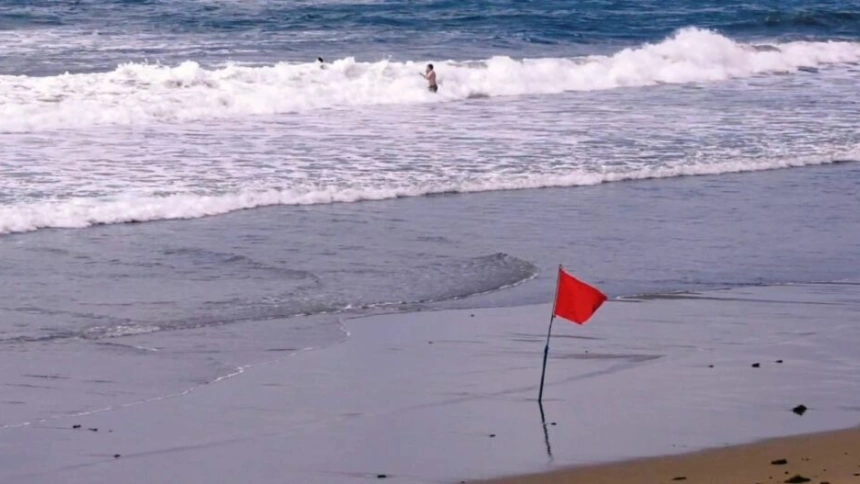 Bandera Roja en una playa de Canarias