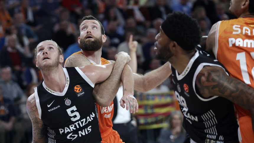 Osetkowski lucha por un rebote con Costello en su visita al Roig Arena en la pasada Euroliga con Partizan