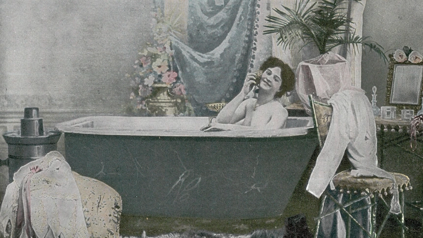 Fotografía histórica de una mujer duchándose a comienzos del siglo XX