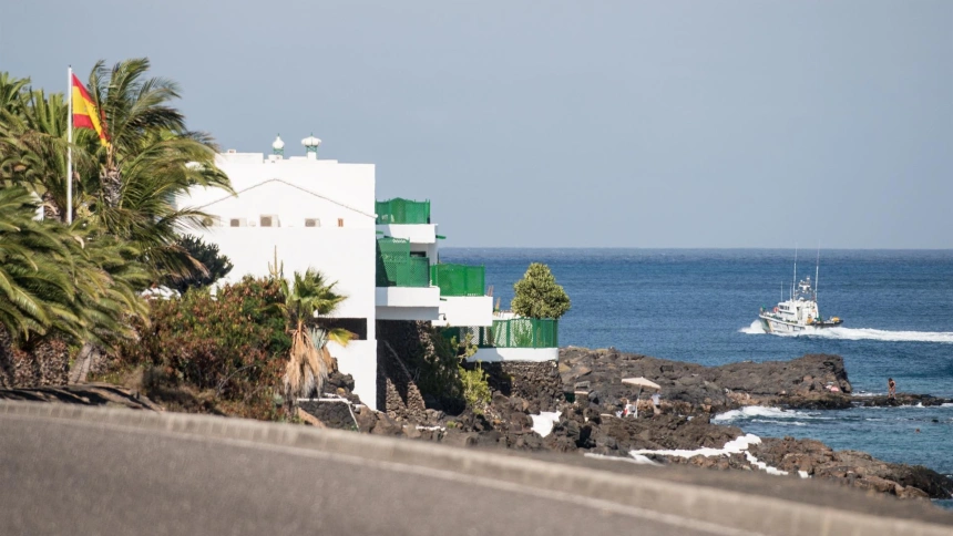 Vistas de la residencia de La Mareta, en Costa Teguise (Lanzarote), donde el presidente del Gobierno Pedro Sánchez pasa unos días de vacaciones. Ese inmueble fue regalado por Hussein de Jordania al rey Juan Carlos I, que a su vez lo donó a Patrimonio Nacional.
