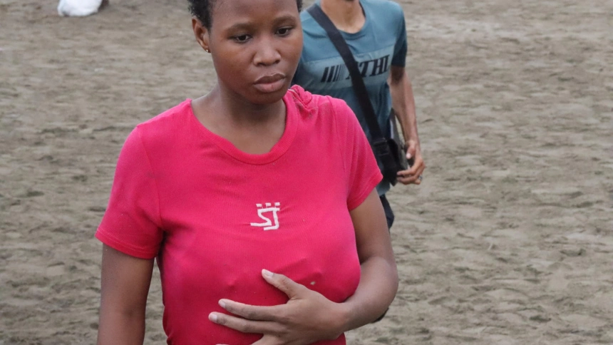 Una inmigrante en la playa junto al paso fronterizo del Tarajal en Ceuta