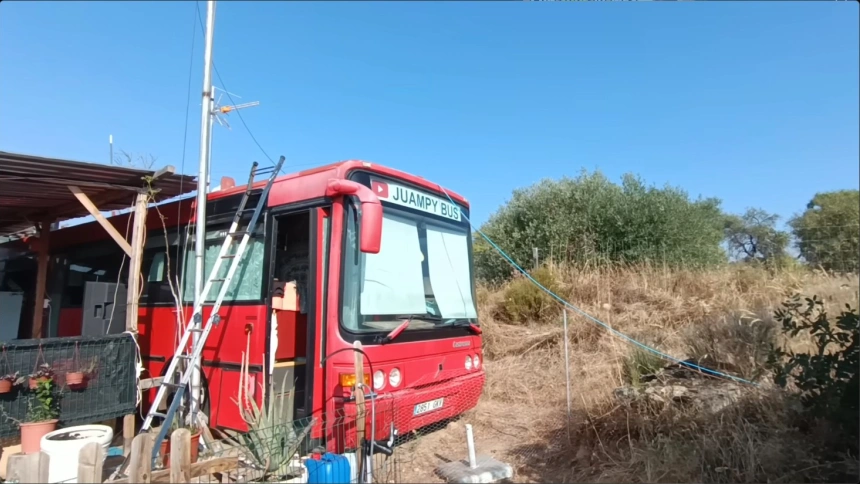 El autobús en el que Juampy vive, en una montaña de Madrid