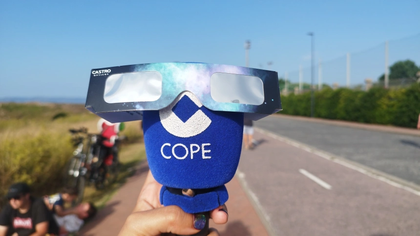 El micro de COPE con unas gafas de eclipse en A Coruña