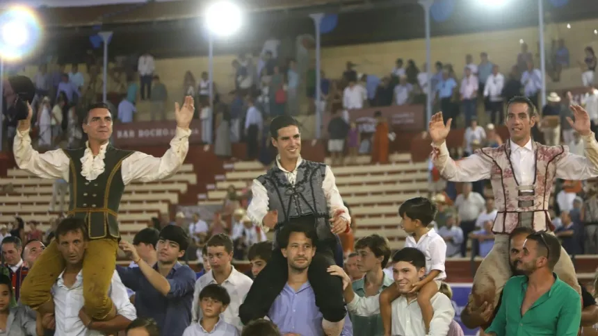 Octavio Chacón, Daniel Crespo y Pepe Moral, a hombros en Sanlúcar de Barrameda