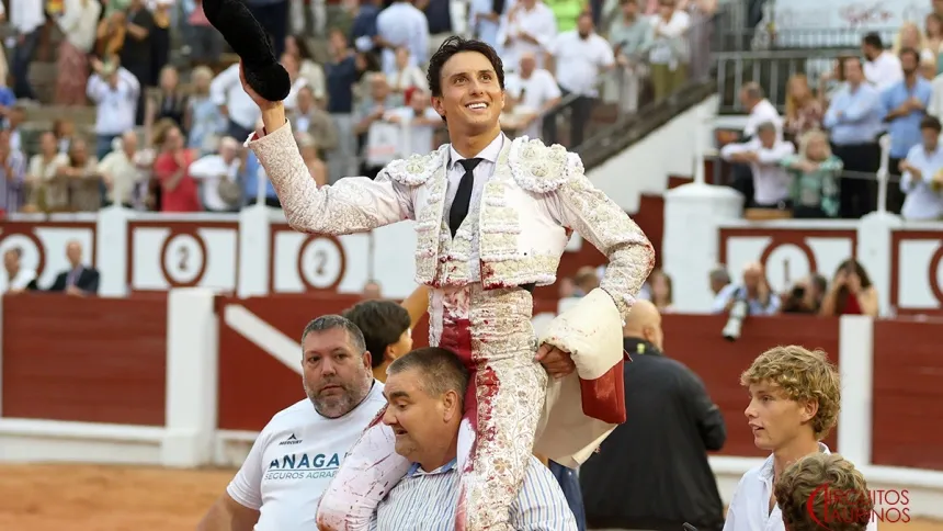 Andrés Roca Rey en su salida a hombros este domingo en Gijón