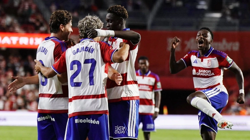Los jugadores del Granada celebran el éxito de su equipo frente al Mallorca