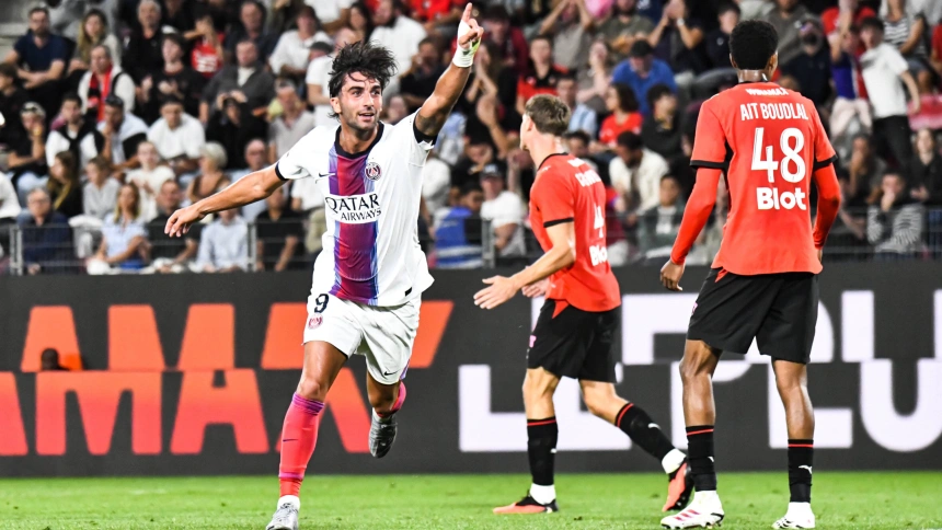 Ferran celebra un gol con el PSG