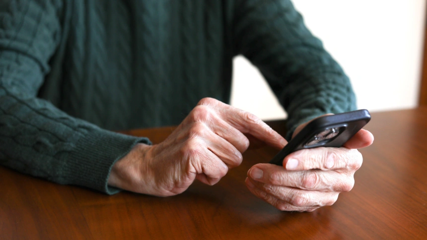 Un hombre de edad avanzada usando un smartphone