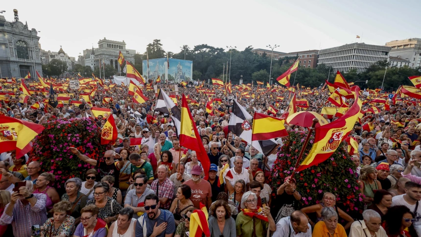 Vista de la plaza de Cibeles durante la concentración con motivo del Día de Ceuta, convocada este miércoles ante todos los ayuntamientos de España
