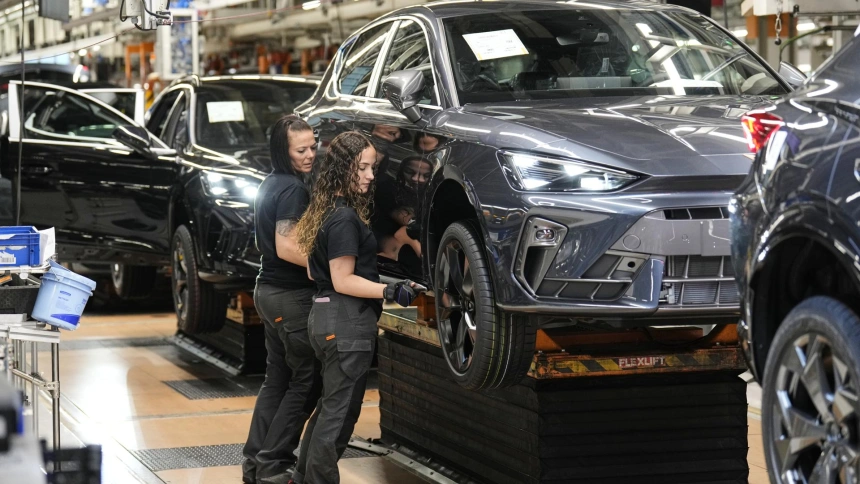 Trabajadores en la fábrica de Seat en Martorell (Barcelona)