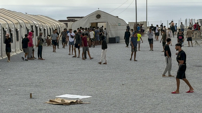 Primera jornada con ducha y comida para unos 850 migrantes en el nuevo campamento de Ceuta