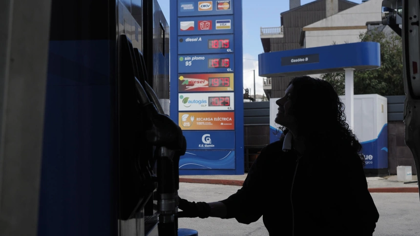 Una mujer reposta en una gasolinera de Lugo