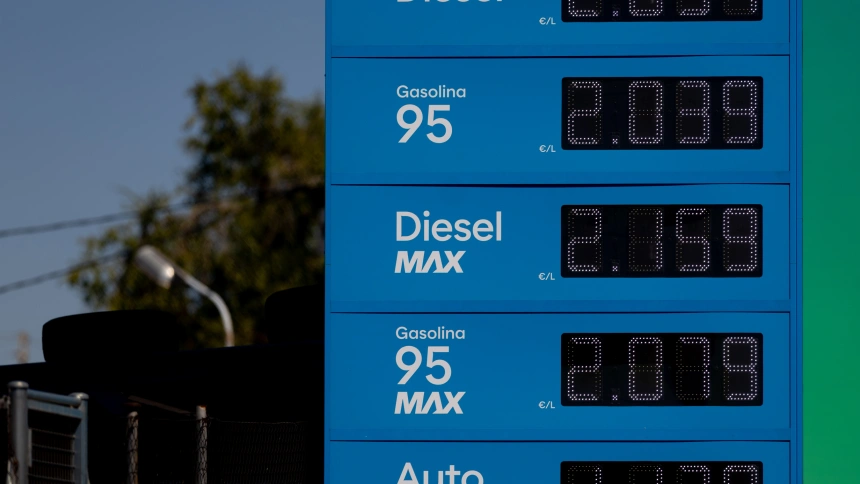 (Foto de ARCHIVO)Cartel con los precios en una gasolinera, a 21 de septiembre de 2026, en Madrid (España). El precio de la gasolina ha proseguido con su tendencia al alza, sumando su undécima semana consecutiva de subidas, para tocar un nuevo máximo anual, mientras que el diésel ha retomado las esca