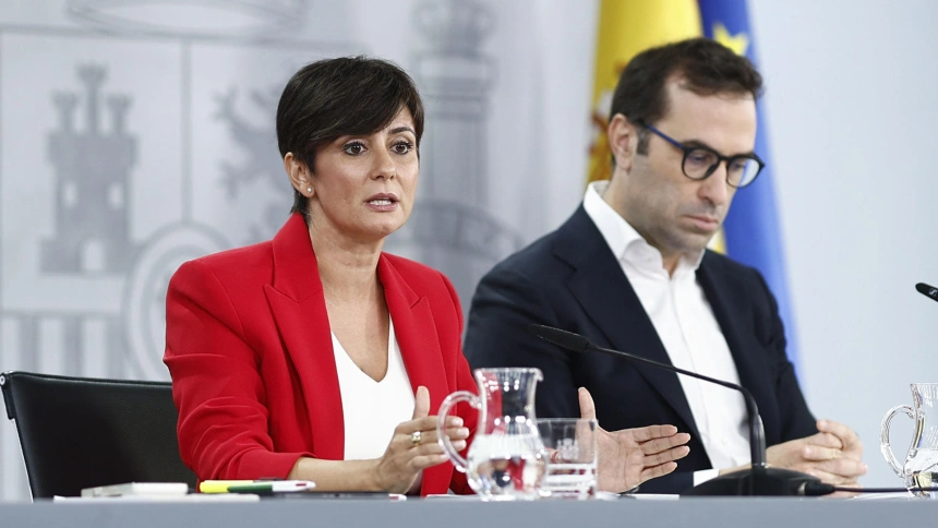 La ministra de Vivienda y Agenda Urbana, Isabel Rodríguez, junto al ministro de Economía, Comercio y Empresa, Carlos Cuerpo