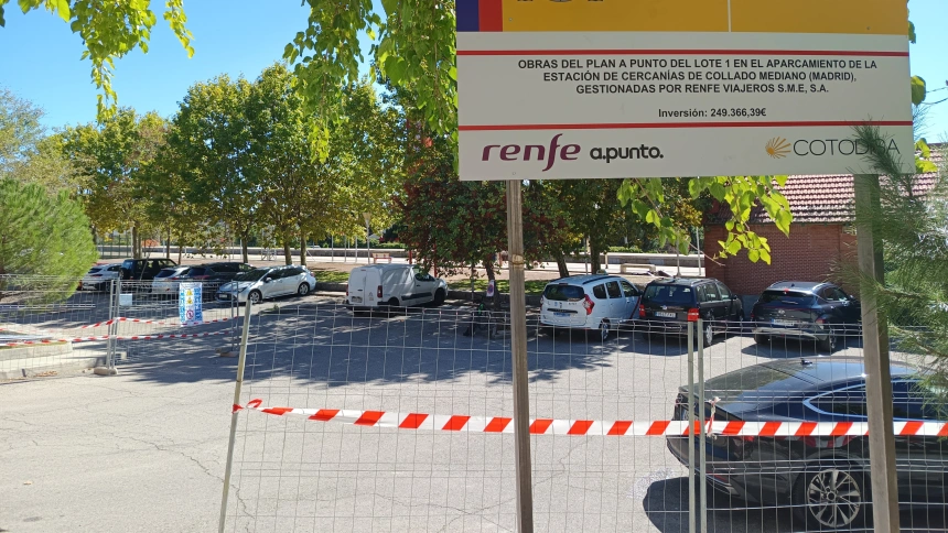Collado El aparcamiento de la estación de tren de Collado Mediano, en obras