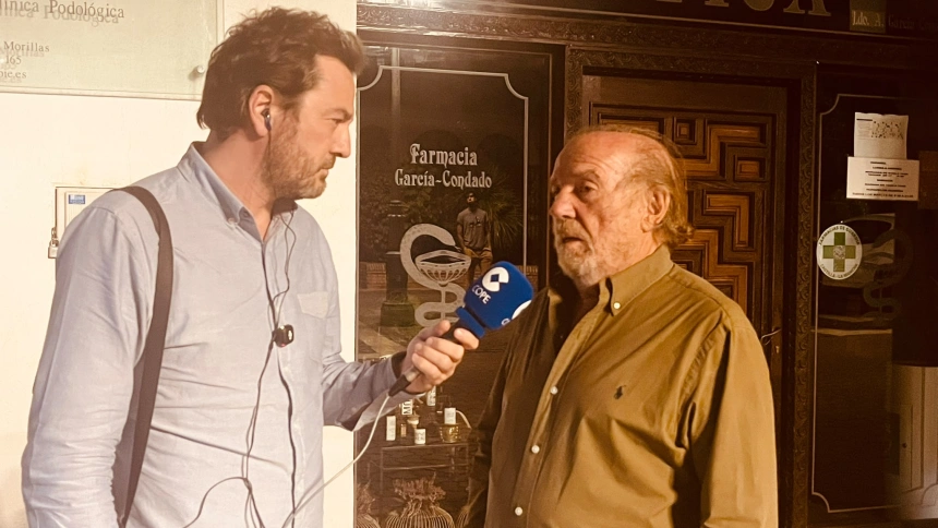 Jorge Bustos con Antonio García, farmacéutico de Urda (Toledo)