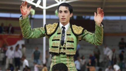 El Mene en su salida a hombros de la plaza de toros de Villaseca de la Sagra