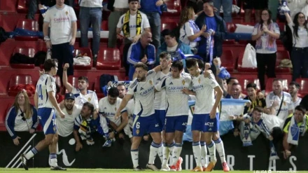 El Zaragoza celebra el gol al Eldense (LaLiga)