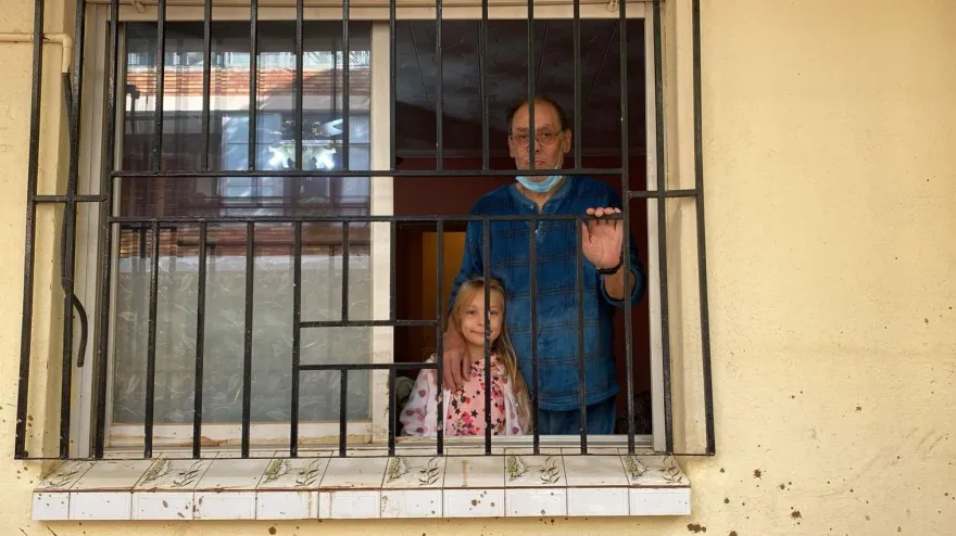 Vicente junto a su nieta desde casa, emocionados ante la catastrófe