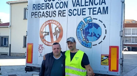 Uno de los dos camiones a punto de salir de Ribeira dirección Valencia