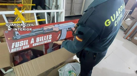 La Guardia Civil decomisa miles de juguetes peligrosos en un comercio de Torredelcampo
