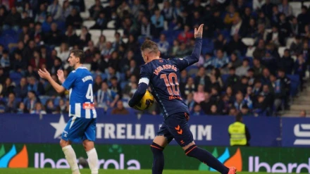 Iago Aspas recoge el balón del fondo de la red en busca de la remontada contra el Espanyol.