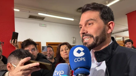 Álvaro Sánchez Cotrina en la sede del PSOE en Cáceres